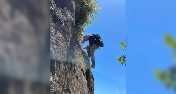 A atividade consistiu em simular uma situação com vítima de trauma no cume da montanha