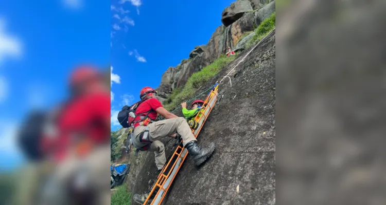 A atividade consistiu em simular uma situação com vítima de trauma no cume da montanha