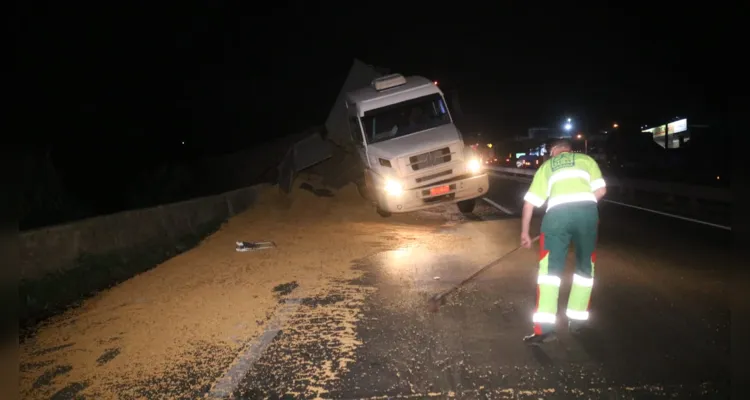 Acidente aconteceu na noite desta quarta-feira na BR-376