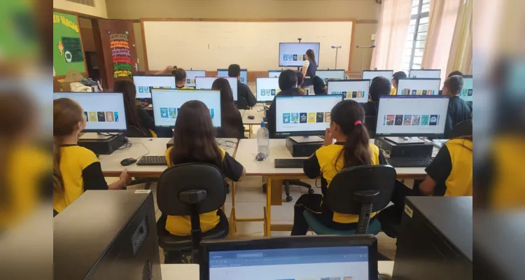 Estado distribui 77 mil novos equipamentos de informática e kits de robótica para escolas. 
