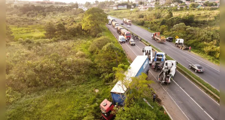 Operação para a retirada do caminhão aconteceu nessa quinta-feira (30)