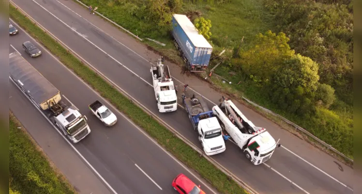 Operação para a retirada do caminhão aconteceu nessa quinta-feira (30)