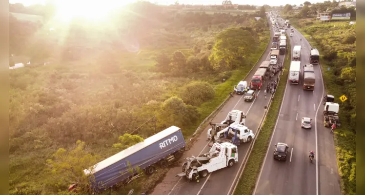 Operação para a retirada do caminhão aconteceu nessa quinta-feira (30)