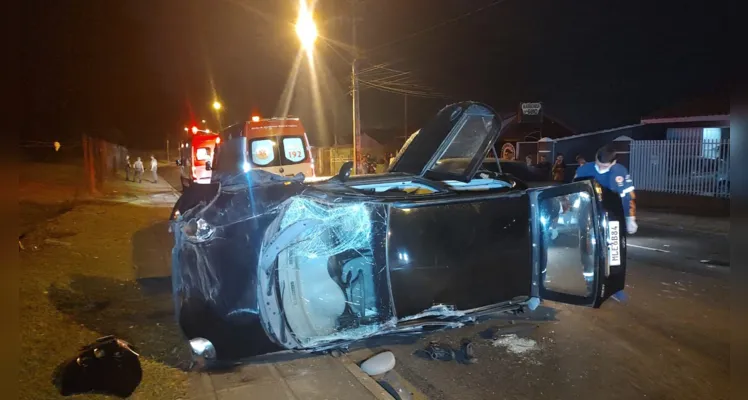 Carro ficou destruído em acidente registrado na noite de quarta-feira (5)