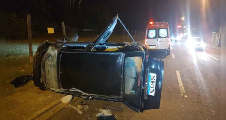 Carro ficou destruído em acidente registrado na noite de quarta-feira (5)