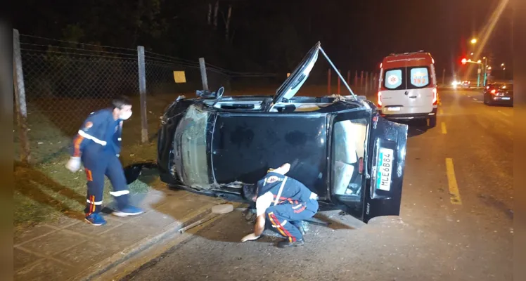 Carro ficou destruído em acidente registrado na noite de quarta-feira (5)