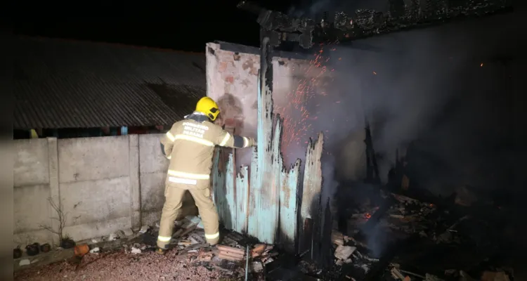 Fogo destruiu a casa, se alastrou e queimou outro imóvel no terreno ao lado