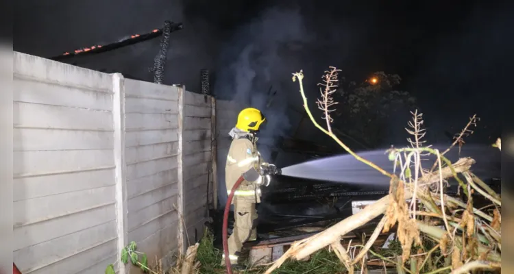 Fogo destruiu a casa, se alastrou e queimou outro imóvel no terreno ao lado