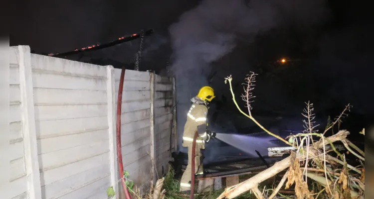 Fogo destruiu a casa, se alastrou e queimou outro imóvel no terreno ao lado