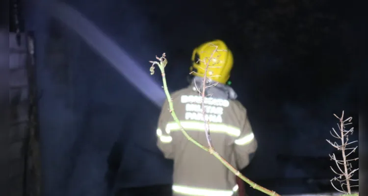 Fogo destruiu a casa, se alastrou e queimou outro imóvel no terreno ao lado