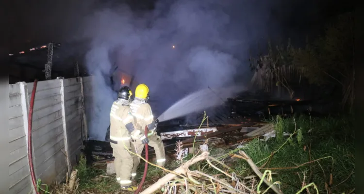Fogo destruiu a casa, se alastrou e queimou outro imóvel no terreno ao lado