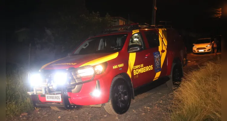 Fogo destruiu a casa, se alastrou e queimou outro imóvel no terreno ao lado