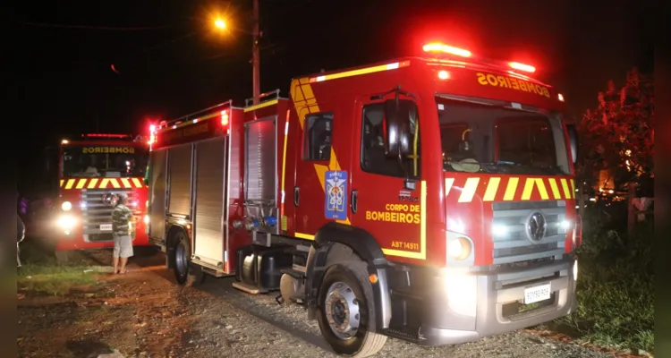 Fogo destruiu a casa, se alastrou e queimou outro imóvel no terreno ao lado