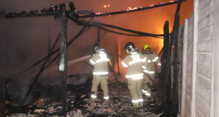 Fogo destruiu a casa, se alastrou e queimou outro imóvel no terreno ao lado