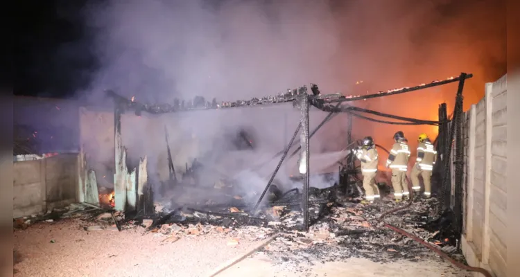 Fogo destruiu a casa, se alastrou e queimou outro imóvel no terreno ao lado