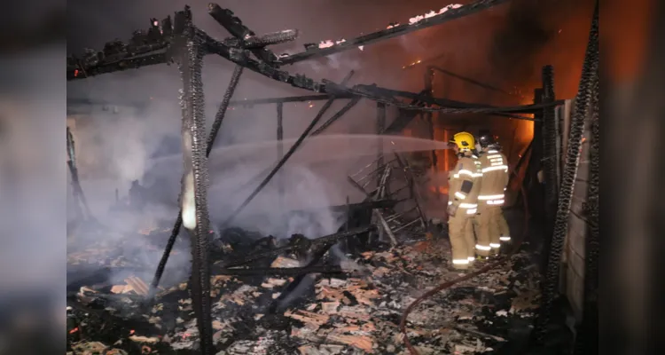 Fogo destruiu a casa, se alastrou e queimou outro imóvel no terreno ao lado