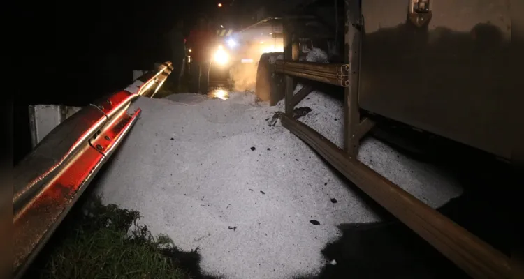 Caminhoneiro parou no acostamento e conseguiu desengatar a cabine do restante da carreta