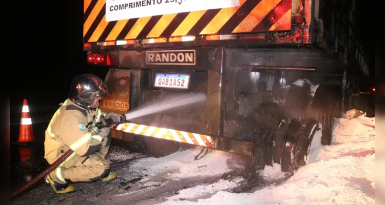 Caminhoneiro parou no acostamento e conseguiu desengatar a cabine do restante da carreta