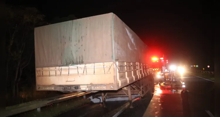 Caminhoneiro parou no acostamento e conseguiu desengatar a cabine do restante da carreta