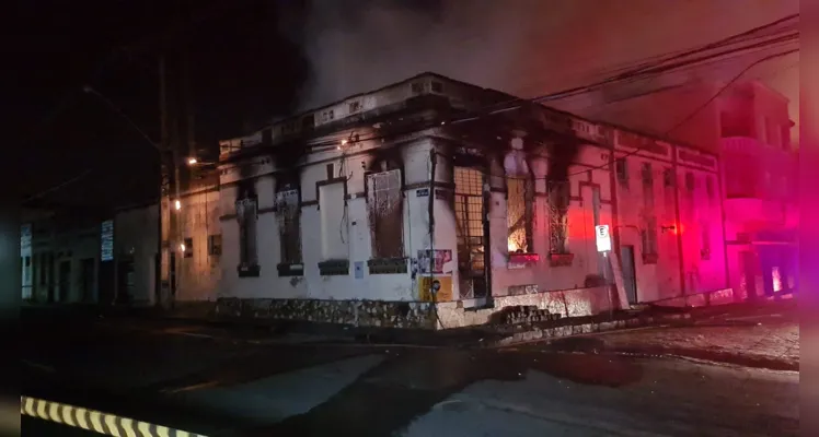 O fogo começou por volta das 3h e foi controlado apenas ao amanhecer por equipes do 2º Grupamento de Bombeiros