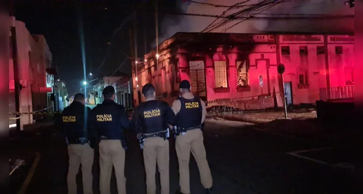 O fogo começou por volta das 3h e foi controlado apenas ao amanhecer por equipes do 2º Grupamento de Bombeiros