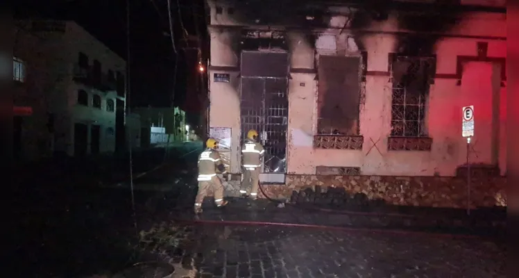 O fogo começou por volta das 3h e foi controlado apenas ao amanhecer por equipes do 2º Grupamento de Bombeiros