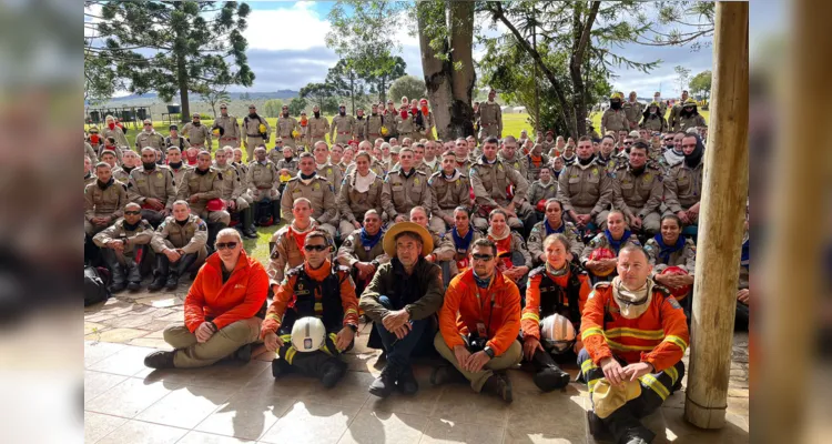 Ação queimada controlada no Parque Estadual de Vila Velha reuniu quase 300 bombeiros militares.

