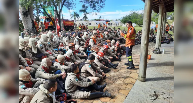 Ação queimada controlada no Parque Estadual de Vila Velha reuniu quase 300 bombeiros militares.

