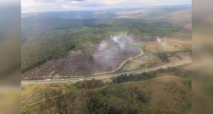 Ação queimada controlada no Parque Estadual de Vila Velha reuniu quase 300 bombeiros militares.

