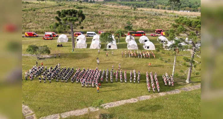 Ação queimada controlada no Parque Estadual de Vila Velha reuniu quase 300 bombeiros militares.

