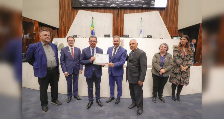 O reitor Miguel Sanches Neto recebeu a homenagem em nome da Universidade e destacou o papel dos servidores da instituição