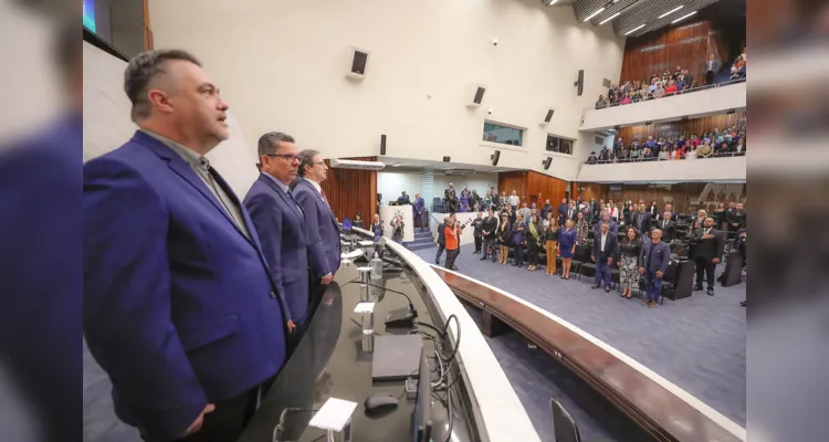 O reitor Miguel Sanches Neto recebeu a homenagem em nome da Universidade e destacou o papel dos servidores da instituição