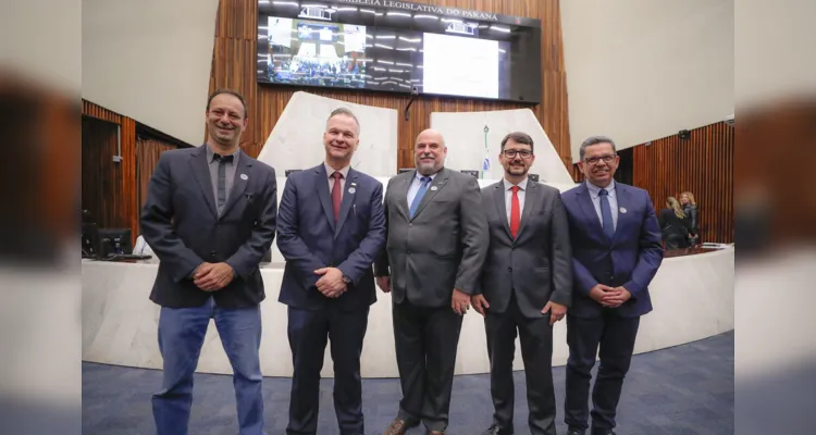 O reitor Miguel Sanches Neto recebeu a homenagem em nome da Universidade e destacou o papel dos servidores da instituição