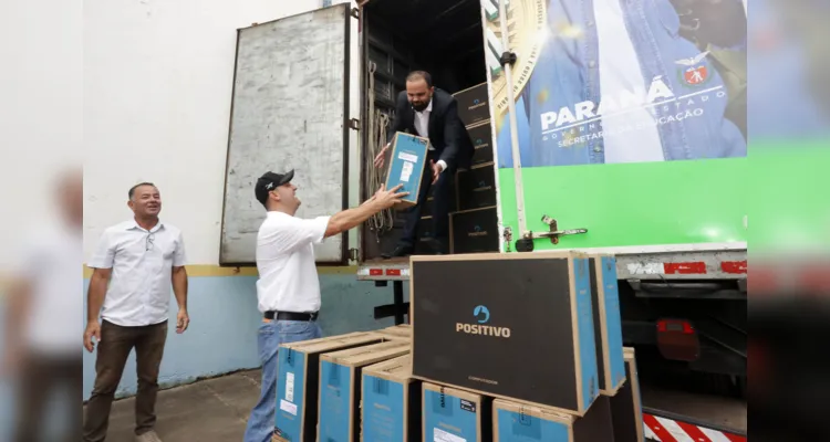 Estado distribui 77 mil novos equipamentos de informática e kits de robótica para escolas. 