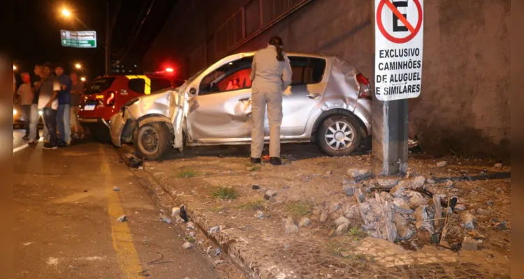 Socorristas do Siate prestaram atendimento ao condutor do carro