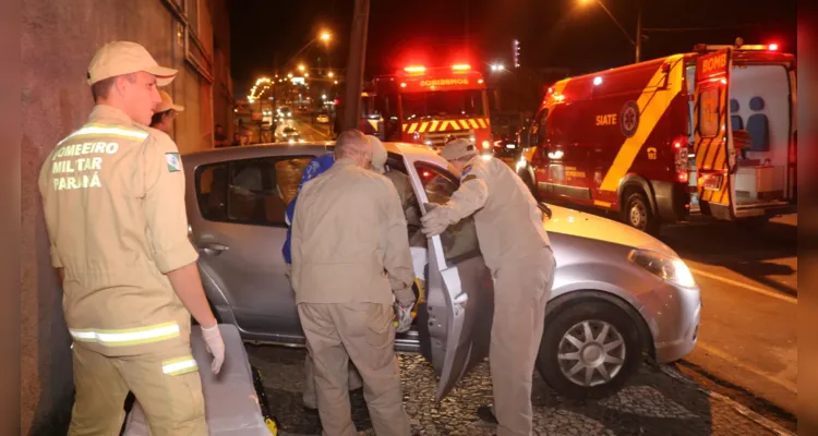 Socorristas do Siate prestaram atendimento ao condutor do carro