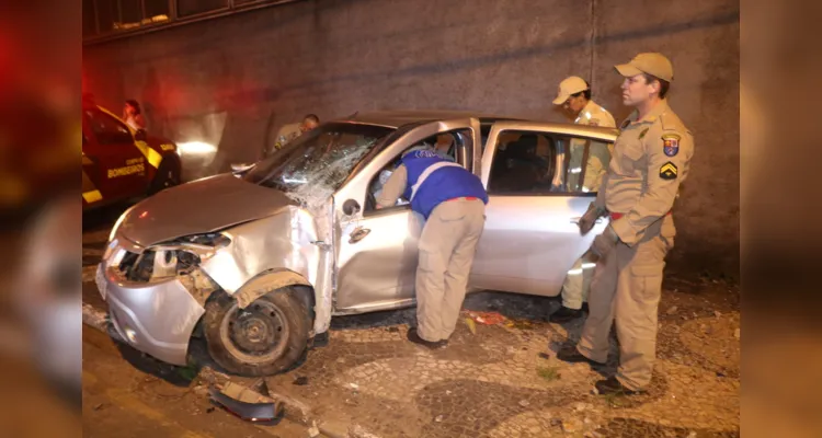 Socorristas do Siate prestaram atendimento ao condutor do carro