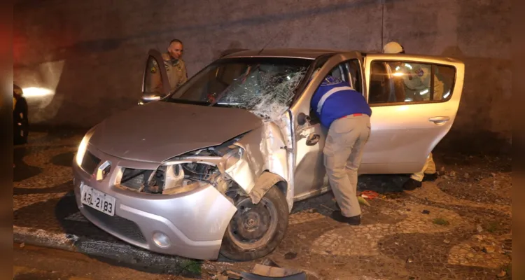 Socorristas do Siate prestaram atendimento ao condutor do carro