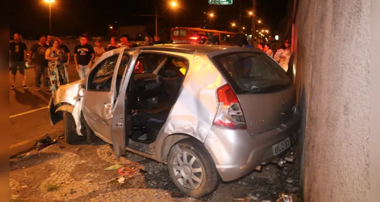 Socorristas do Siate prestaram atendimento ao condutor do carro