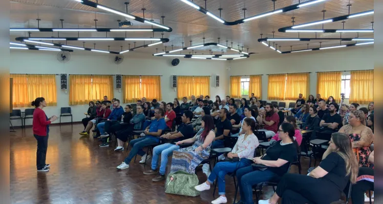  O evento que aconteceu no salão de eventos da Igreja São José contou com 90 pessoas, que entenderam um pouco sobre o mundo da palhaçaria, como essa prática foi chegar nos hospitais