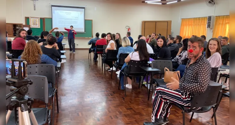 O evento que aconteceu no salão de eventos da Igreja São José contou com 90 pessoas, que entenderam um pouco sobre o mundo da palhaçaria, como essa prática foi chegar nos hospitais