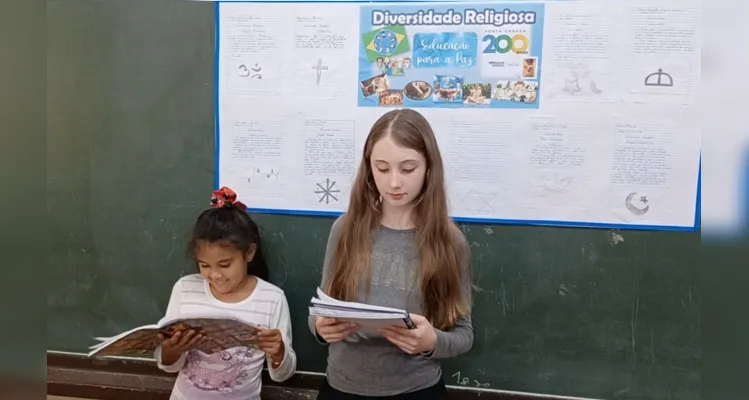 Após realizarem as pesquisas, os alunos elaboraram um texto e uma ilustração para cada religião estudada