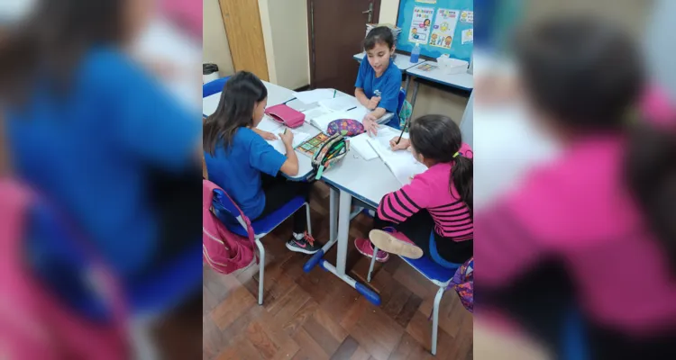 Após realizarem as pesquisas, os alunos elaboraram um texto e uma ilustração para cada religião estudada