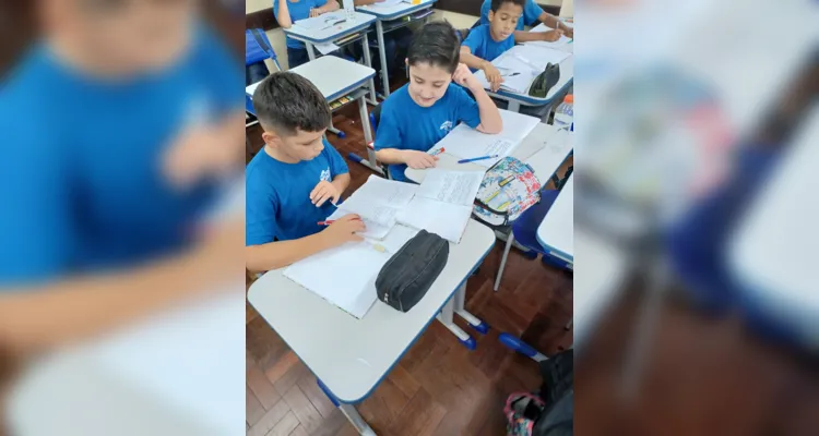 Após realizarem as pesquisas, os alunos elaboraram um texto e uma ilustração para cada religião estudada