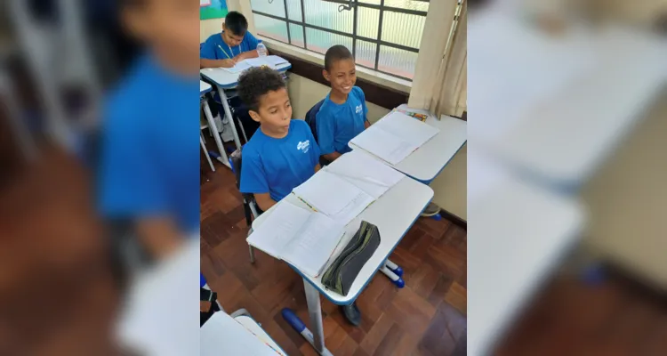 Após realizarem as pesquisas, os alunos elaboraram um texto e uma ilustração para cada religião estudada