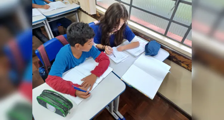 Após realizarem as pesquisas, os alunos elaboraram um texto e uma ilustração para cada religião estudada