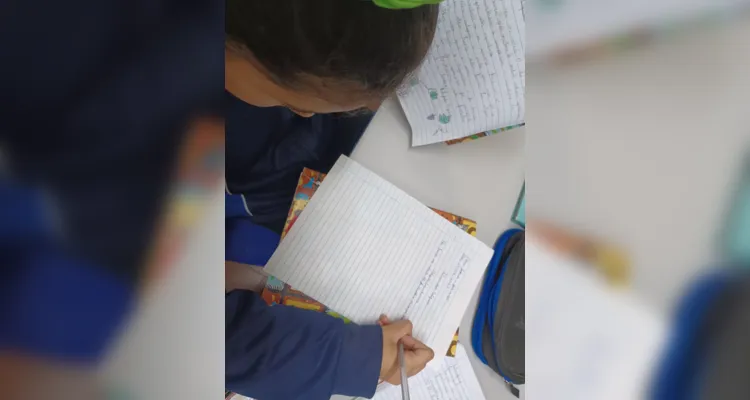 Após realizarem as pesquisas, os alunos elaboraram um texto e uma ilustração para cada religião estudada