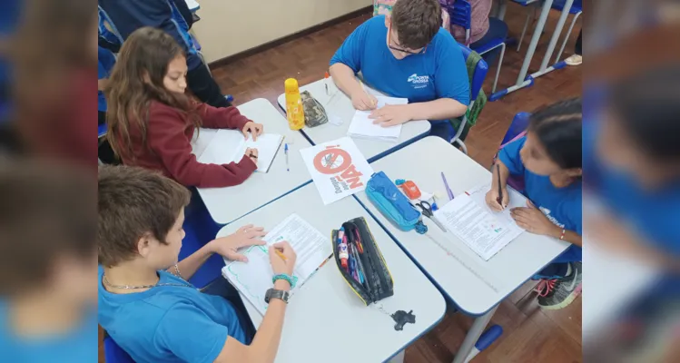 Os alunos elaboraram cartazes sobre a trasmissão, sintomas e medidas para a prevenção da dengue