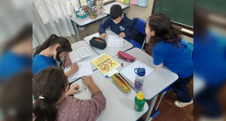 Os alunos elaboraram cartazes sobre a trasmissão, sintomas e medidas para a prevenção da dengue