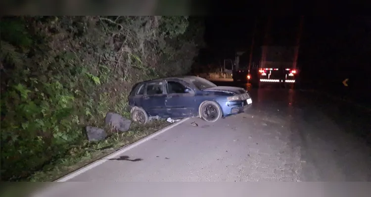 Colisão aconteceu entre carro e caminhão.